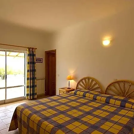Villa Sleeps 8 Pool Wifi
